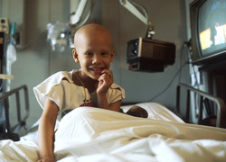 Meisje die aan het infuus met chemotherapie zit