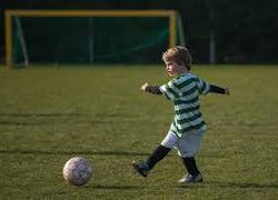 Voetballend jongetje 