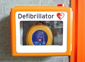 Elk station is nu voorzien van een defibrillator