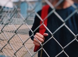 Taak- of celstraf: wat werkt beter om terugval criminele jongeren te voorkomen?