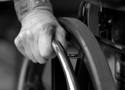 Normal_rolstoel_hand_ouderen_bejaarden