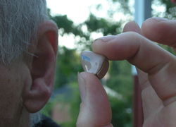 Normal_800px-hearing_aid_20080620