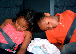 Normal_slapende_kinderen_in_auto
