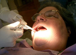 Normal_800px-dental_hygienist_at_work
