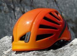 Normal_climbing-helmet-61010_640