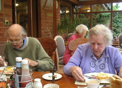 Twee senioren aan tafel 