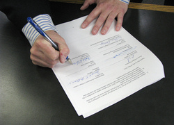 Het ondertekenen van een contract 