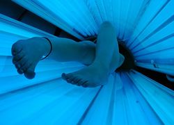 Normal_1024px-tanning_bed_in_use