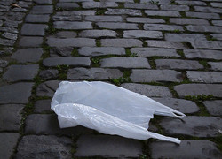 Plastic zak op straat 
