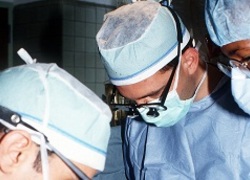 Normal_surgeon_operating__fitzsimons_army_medical_center__circa_1990_neuro_chirurgie_operatie_hersenen_wiki_-c_
