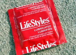 Normal_lifestyles_condom_package