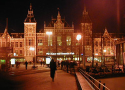 Normal_amsterdam_centraal_station_at_night