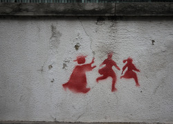 Muurschildering die misbruik afbeeldt