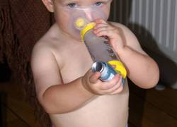 Baby met inhalator 