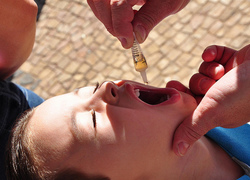 Kind krijgt poliovaccinatie