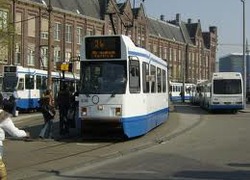 Normal_bus_tram_amsterdam_centraal