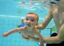 Normal_baby__zwemmen