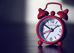 Normal_tijd_klok_deadline_rood_alarm_let_op__alarmbel