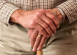 Normal_oudere-man-bejaarde-hand