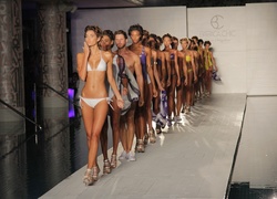 Normal_final_runway_walkthrough_by_fashion_photographer_james_santiago_mode_model_catwalk