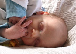 Normal_baby-duim-zuigen-duimen