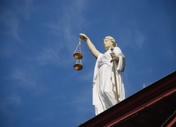 Normal_rechtszaak-rechter-justitie-rechtbank