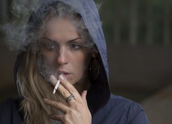 Normal_jongere__vrouw__roken__sigaret