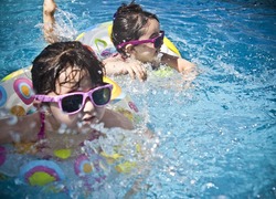 Normal_zwembad_zwemmen_kinderen