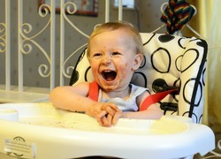Normal_baby_kinderstoel_eten_blij_lachen