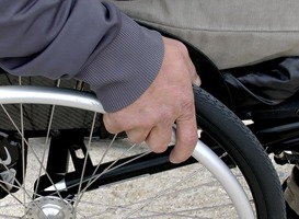 Normal_gehandicapt_rolstoel_hulp