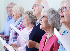 Normal_ouderen__zingen__blij