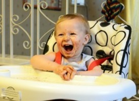 Normal_baby_kinderstoel_eten_blij_lachen