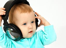 Normal_copyright_stockfreeimages_kind_muziek_baby_luisteren