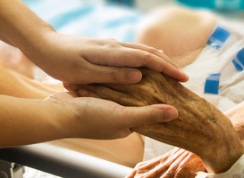 'Risico's zorgmedewerkers ouderenzorg te groot door tekort aan bescherming'