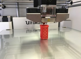 Vrijwilligers maken beschermingsmiddelen met 3D-printer