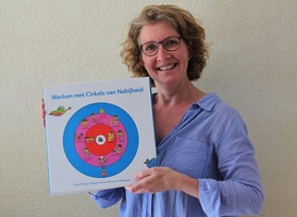 Nynke Biegel-Slappendel, logopediste van Rijndam Kinderrevalidatie, met het nieuwe cursusmateriaal Werken met Cirkels van Nabijheid