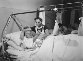 10mei Verpleegsters van Buitenlandse Rode Kruizen helpen Nederlandse ziekenhuizen (1946) Foto Nationaal Archief 