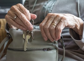 50PLUS vraagt naar aanpak financieel misbruik van ouderen