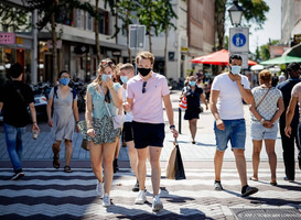 Rotterdam handhaaft dragen mondkapjes met boetes