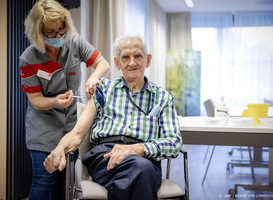 RIVM: coronavaccinatie thuiswonende ouderen is zeer effectief