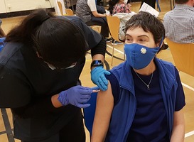 Gezonde gevaccineerden belanden na besmetting vrijwel nooit in ziekenhuis