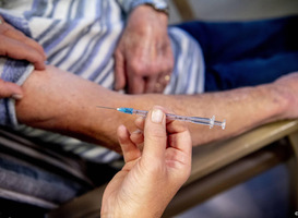 Een op vijf verpleeghuisbewoners sterft aan corona ondanks vaccin