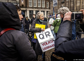 Kleine demonstraties tegen het coronabeleid in Amsterdam