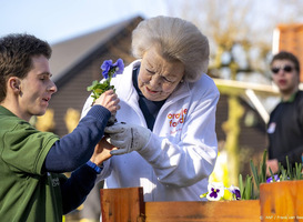 Beatrix helpt kinderen met beperking op kinderboerderij in Bilthoven