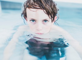 Zwemles gaat bij kinderen met autisme anders in z'n werk