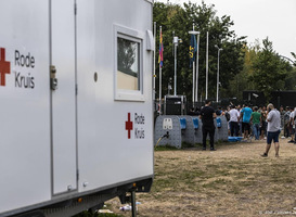 Rode Kruis plaatst veldbedden voor buitenslapers in Ter Apel