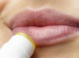 Feit of fictie: ‘Van lippenbalsem drogen je lippen sneller uit’