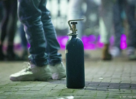 Man aangehouden met 242 flessen lachgas in wagen