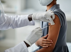 Wachttijd van vijf weken voor reisvaccinaties bij GGD