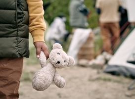 Normal_hand-of-homeless-child-holding-white-teddybear-2021-10-20-03-17-32-utc__1_